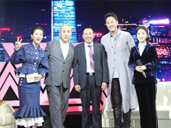 新望董事長(zhǎng)羅永輝與著名歌星劉尊老師、汪正正老師、郭津彤老師、主持人雅琪在北京電視臺(tái)錄制節(jié)目現(xiàn)場(chǎng)親切合影